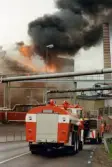 Branden i industribyggnaden Stora Götafors vid Götaforsliden i Mölndals Kvarnby den 4 juni 1986. Vy från Kråkan (Kvarnbygatan).