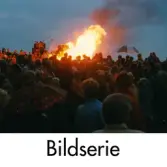 Serie om nio fotografier som visar firande på Störtfjället i Mölndal under valborgsmässoaftonen den 30 april 1998.