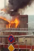 Branden i industribyggnaden Stora Götafors vid Götaforsliden i Mölndals Kvarnby den 4 juni 1986. Vy från Kråkan (Kvarnbygatan).