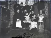En glad (okänd) familj med många barn, har samlats framför fotografen. 
Jfr NIDA0001.