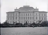 Växjö Högre Allmänna Läroverk, med elever ståendes på rad på skolgården. 1910-tal.