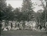 Stort grupporträtt av de medverkande i Barnens Dags-firandet, (framför allt barnen), samlade i en park.
