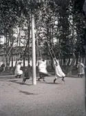 Barn vid en slänggunga i en park i Varberg. 
Suddigt foto.