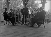 Dåv. musikorkestern på Badhotellet/Societetshuset i Varberg. 
Man har samlats för repetition på en av verandorna.