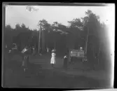 En lekplats i Societetsparken (?) . Längst bort ser man en slänggunga och i förgrunden syns en annan sorts större gunga.