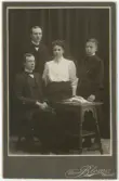Grupp porträtt på familjen Kuylenstierna Nils, Carl, Tyra, Erik. Växjö, december år 1908.