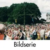 Serie om fem fotografier som visar midsommarfirande vid Gunnebo slott i Mölndal, okänt årtal.
