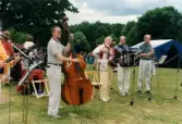 Midsommarfirande vid Gunnebo slott i Mölndal, okänt årtal. Orkestern som står för musikunderhållningen.