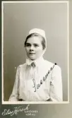 Porträtt av en kvinnlig sjuksköterska vid namn Susanna (enligt text skriven på framsida kort), 1905.
