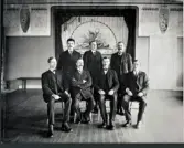 Gruppbild på Folkets Hus-föreningens styrelse, sittande fr.v. : Wilhelm Anderson, Johan Albin Hedström, Karl Kristiansson, Georg From. stående fr.v.: Hjalmar Liljedal, Alfred Svensson, Anders Nilsson