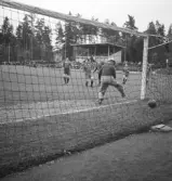 Fotbollen 1944.
S.k. oldboys spelar fotboll. Målstudie.