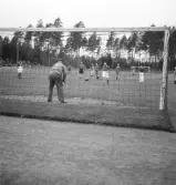 Fotbollen 1944.
S.k. oldboys spelar fotboll. Målstudie.
