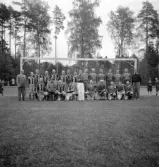 Fotbollen 1944.
Grupporträtt framför ett av målen, av bägge lagen, med domare.