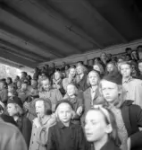 Folkskolans tävlingar, 1944.
Många barn på hedersläktaren tittar intresserat på.