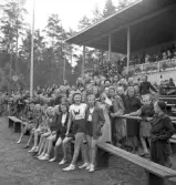 Folkskolans tävlingar, 1944.
Några av de tävlande bland en mängd barn, nedanför hedersläktaren.