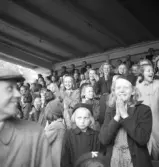 Folkskolans tävlingar, 1944.
En mängd glada (mestadels) barn på hedersläktaren.