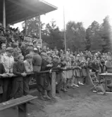 Folkskolans tävlingar, 1944.
En mängd barn vid räcket nedanför hedersläktaren.