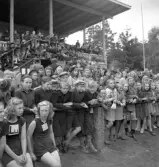 Folkskolans tävlingar, 1944.
En mängd barn vid räcket nedanför hedersläktaren. Framför dem
sitter några av de tävlande.
