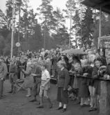 Folkskolans tävlingar, 1944.
En mängd barn vid räcket nedanför hedersläktaren. De verkar
mycket engagerade i tävlingarna.