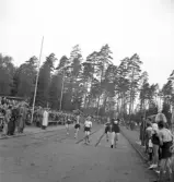 Folkskolans tävlingar, 1944.
Målgång för ett sprinterlopp för flickor.