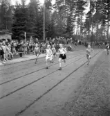 Folkskolans tävlingar, 1944.
Ett sprinterlopp för pojkar.