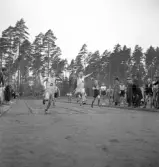 Folkskolans tävlingar, 1944.
Målgång för ett sprinterlopp för pojkar.