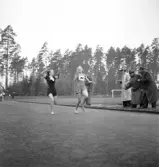 Folkskolans tävlingar, 1944.
Målgång för ett sprinterlopp för flickor.