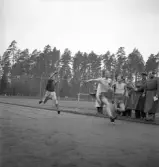 Folkskolans tävlingar, 1944.
Målgång för ett sprinterlopp för pojkar.