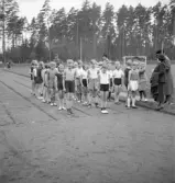 Folkskolans tävlingar, 1944.
Uppställning i lag på löparbanan.