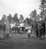 Folkskolans tävlingar, 1944.
Längdhoppningstävling för flickor.