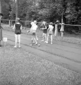 Folkskolans tävlingar, 1944.
Uppställning i lag på löparbanan, inför stafett (?).