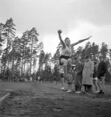Folkskolans tävlingar, 1944.
Längdhoppningstävling för pojkar.