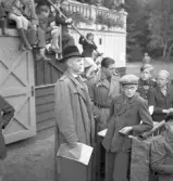 Folkskolans tävlingar, 1944.
Ledare och elever nedanför hedersläktaren.