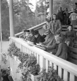 Folkskolans tävlingar, 1944.
Ledare/lärare med en del barn på hedersläktaren.