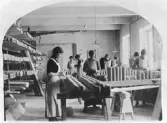 Kvinnliga arbetare på Gefle Porslinsfabrik (1915-1925).