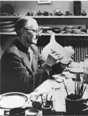 Arthur Percy i ateljen på Gefle Porslinsfabrik, 1950-1955.