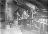 Gefle Porslinsfabriks modelleringverkstad.
Vid fönstret modellör Ruben Wallström.
(omkring 1925)