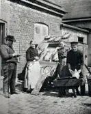 Gruppbild framför Stenbergs gård: Algernon Stenberg, 50 år, Tekla Stenberg f. Jönsson, 48 år, Elin Jönsson, Jacke Stenberg, 16 år