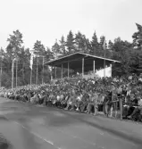 Idrottstävlingar på Värendsvallen, 1944.
Publikbild med hedersläktaren i bakgrunden.