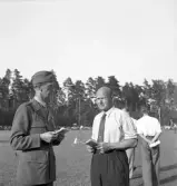 Idrottstävlingar på Värendsvallen, 1944.
En del förberedande diskussioner mellan några funktionärer.