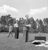 Idrottstävlingar på Värendsvallen, 1944.
En man i kostym välkomsttalar på gräsplanen.