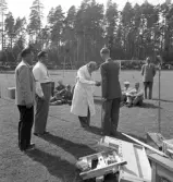 Idrottstävlingar på Värendsvallen, 1944.
Prisutdelning (?) på plan.