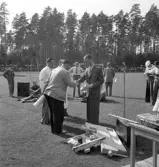 Idrottstävlingar på Värendsvallen, 1944.
Prisutdelning (?) på plan.