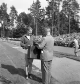 Idrottstävlingar på Värendsvallen, 1944.
Prisutdelning.