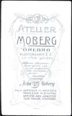 Baksida till visitkort från Atelier Moberg, omkring 1900