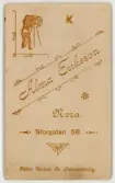 Baksida till visitkort från Alma Eriksson, 1899-1901