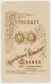 Baksida till visitkort från Bernhard Hakelier, efter 1900