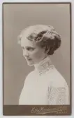 Porträtt av kvinna från hennes bästa sida, efter 1915