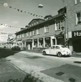 Byggnadsår 1842, på- och ombyggt 1863, 1875-76, 1910 etc. Byggherre rådmannen L M Lundberg. På affärsskyltarna kan man läsa Handelsbanken, Västgöta, Tonys Gottebutik och Husqvarna.