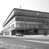 Volvo parkerad vid Medborgarhuset, 1965